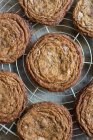 Biscuits aux pépites de chocolat ondulé sur support de refroidissement — Photo de stock