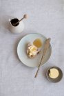 Primo piano di deliziosa fetta di pane con burro e miele — Foto stock
