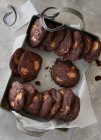 Biscuits au chocolat dans un plateau en métal avec ruban — Photo de stock