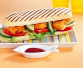 Baguette-Sandwich vom Grill mit gebackenem Fisch, Tomaten, Gurken, Salat und Ketchup — Stockfoto
