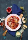 Espaguetis con albóndigas, salsa de tomate y queso parmesano - foto de stock