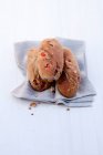 Rolos de pão com pimentas em guardanapo de pano — Fotografia de Stock