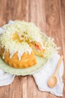 Torta Bundt al rabarbaro con yogurt e fiori di sambuco — Foto stock
