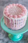 Close-up de delicioso bolo de chocolate com cobertura rosa — Fotografia de Stock