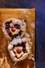Primer plano de deliciosos pasteles de cerezas pequeñas - foto de stock