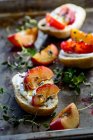 Bread rolls with baked plums with thyme, honey and yoghurt — Stock Photo