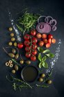 Salatzutaten mit Meersalz und Olivenöl — Stockfoto