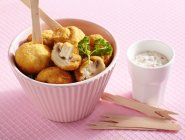 Champignons frits panés et croustillants avec trempette aux légumes au yaourt — Photo de stock
