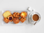 Petites pâtisseries et une tasse de café — Photo de stock