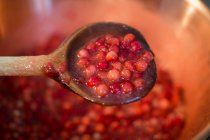 Ягодное варенье Лингон готовится, ягоды лингона нагреваются в кастрюле — стоковое фото