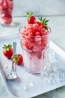 Strawberry granita in cocktail glass with fresh strawberries — Stock Photo