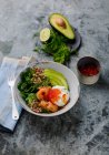 Салат Кіока зі шпинатом, авокадо, лососем та ікрою — стокове фото