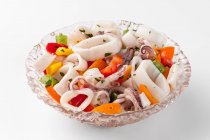 Close-up de deliciosa salada Calamari com pimentas — Fotografia de Stock