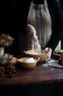 Шеф-кухар з грибами, що наповнюють миску свіжими овочами — стокове фото