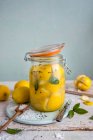 Konservierte Zitronen (in Salz) in einem Prozess der Herstellung — Stockfoto