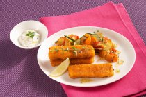 Dedos de pescado con verduras, papas fritas y salsa de pimentón - foto de stock