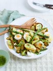 Kartoffelsalat mit Spargel, Eiern und Gurken — Stockfoto