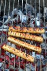 Saucisses au curry végétalien sur un barbecue — Photo de stock