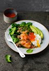 Quinoasalat mit Spinat, Avocado, Lachs und Kaviar — Stockfoto