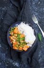 Curry vegano tailandés hecho con garbanzos, guisantes verdes y batata - foto de stock