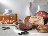 Diferentes tipos de carne e legumes na mesa de madeira — Fotografia de Stock
