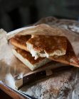 Pan casero con queso y mantequilla - foto de stock