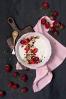 Tigela de iogurte com aveia integral, morangos, pistache e romã — Fotografia de Stock