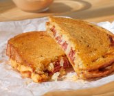 Крупным планом сэндвича с ломтиком хлеба — стоковое фото