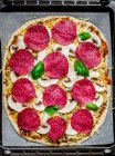 Una pizza de salami y champiñones sin cocer - foto de stock