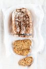 Легкий маковый хлеб, нарезанный — стоковое фото