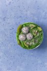 Bol à smoothie vert avec kiwi et pitaya — Photo de stock