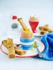 Huevo y soldados (un huevo suave con tiras de pan tostado, Inglaterra) - foto de stock