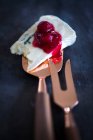 Голубой сыр с джемом из ягод и сырным ножом — стоковое фото