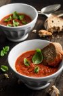 Смажений помідори вершковий суп з базиліком і скибочками хліба — стокове фото