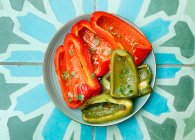 Запечене баклажани з овочами та спеціями — стокове фото