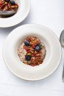 Porridge di grano saraceno con noci pecan, mirtilli e noci — Foto stock