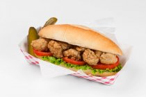 Крупним планом знімок смачного бутерброда в картонному лотку — стокове фото
