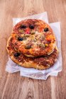 Крупный план вкусной пиццы с оливками — стоковое фото