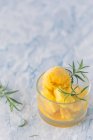 Zitronensaft in einem Glas auf einem hölzernen Hintergrund. Selektiver Fokus. — Stockfoto