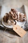 Chocolat marbré et meringues blanches et le sel de mer lettrage étiquette de papier — Photo de stock