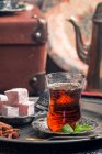 Té turco en taza de vidrio tradicional con deleite turco - foto de stock