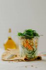 Ein geschichteter Salat mit Gemüse und einem Joghurt-Dressing im Glas — Stockfoto