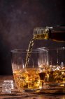 Whisky con hielo en vasos - foto de stock