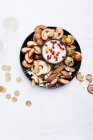 Тарілка для печива з фруктами та йогуртом на столі — стокове фото