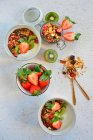 Muesli con yogurt, fragole e kiwi — Foto stock