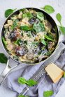 Pasta con parmigiano, funghi e spinaci — Foto stock