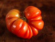Свіжі червоні помідори на дерев'яному фоні — стокове фото