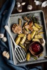 Patate al forno con aglio e timo — Foto stock