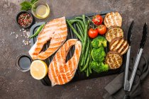 Lachssteak vom Grill, Huhn und Gemüse — Stockfoto