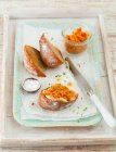 Pane con burro e una diffusione di carote — Foto stock